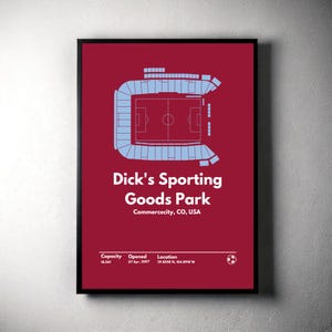 Puede incluir: Un póster burdeos con un contorno blanco de un campo de fútbol y gradas. El texto "Dick's Sporting Goods Park" está en blanco con la ubicación "Commercecity, CO, USA" debajo. El póster también incluye la capacidad, la fecha de apertura y las coordenadas de la ubicación.