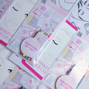 Allestimento personalizzato del tavolo per una festa a tema spa: pagina da colorare, schema per il trucco, adesivi.
