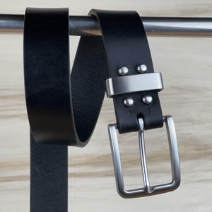 Büffelleder Vollnarbengürtel &quot;&quot;Base&quot;&quot; - Schwarz & Silber - Veg Tan Gürtel mit abnehmbarer Schnalle und Schlaufe - 1-1 / 4 &quot;oder 1-1/2&quot; Breite.&quot;