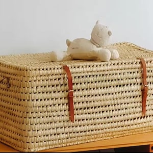 Cesta de mimbre personalizada: baúl de almacenamiento de ratán hecho a mano, regalo para bebé, regalo para baby shower, caja de juguetes, almacenamiento para guardería tejido con palma
