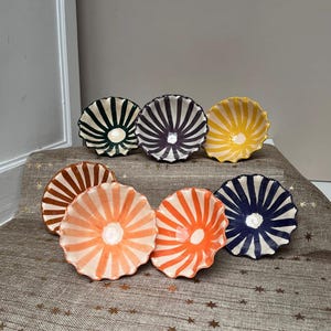 Set di 3 ciotole in ceramica marocchina – Piatti da tapas a righe colorate dipinti a mano – Ceramica decorativa con bordo arricciato per cucina e tavola – Decorazione per la casa boho