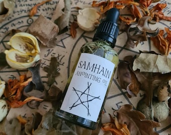 Può includere: Una bottiglia di vetro trasparente di olio di unzione Samhain con un contagocce nero. L'etichetta presenta un pentagramma. La bottiglia è circondata da foglie e fiori secchi, su uno sfondo simile a pergamena.