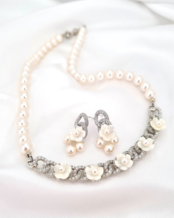 Elegant White Pearl Necklace | The Perfect Gift for Mothers & Brides 18 inch / with Standard Gift Box