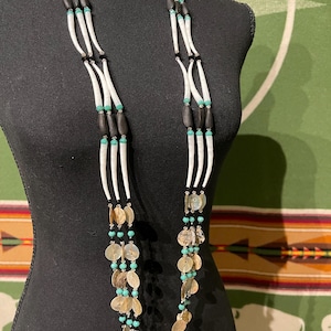 Ketting met 3 strengen dentillium en schelpknop