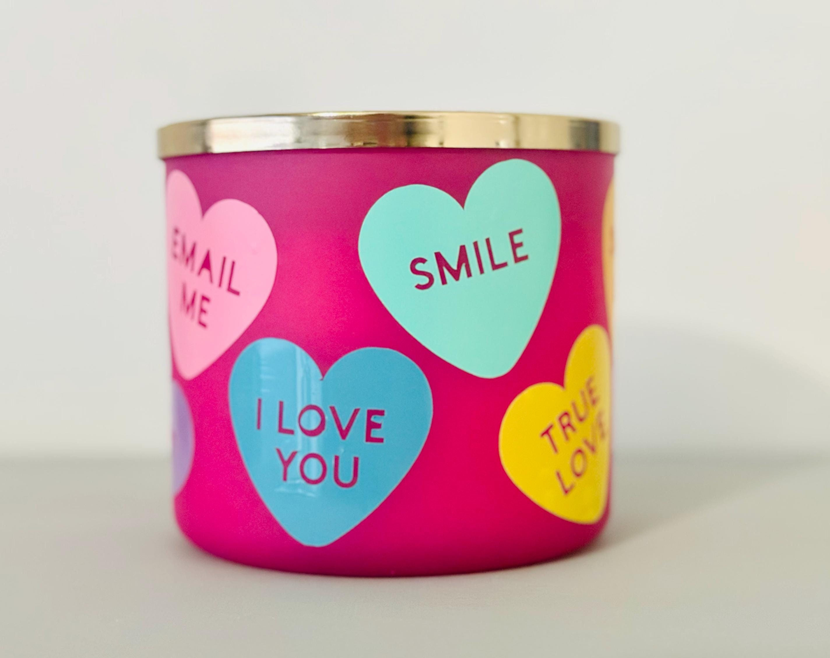 Be Mine Dekoratives Kerzenglas mit Herzmotiv - Lebendiges Pink mit süßen Botschaften
