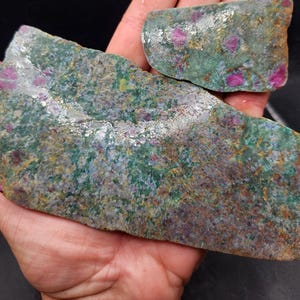 Rubin in Fuschit Scheiben (Ungeschliffen)