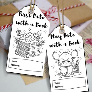 Puede incluir: Dos etiquetas de papel rectangulares blancas con partes superiores redondeadas y lazos de cuerda marrón. Una etiqueta muestra una pila de libros con una flor y el texto First Date with a Book. La otra muestra un ratón leyendo y el texto Play Date with a Book.