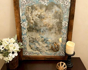 Espejo floral vintage restaurado con maestría.