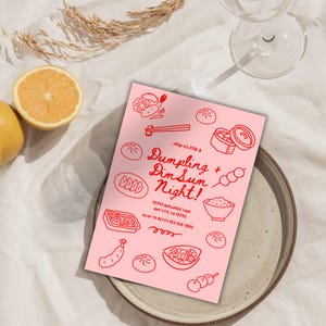 Op de afbeelding: Roze uitnodigingskaart met rode tekst en illustraties van dumplings, eetstokjes en ander Chinees eten. De tekst luidt "Join us for a Dumpling + Dim Sum Night!" met een adres en RSVP-informatie.