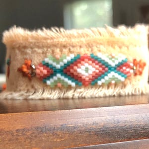 Handgeborduurde armband, manchetarmband, cadeau voor haar, unieke geschenken, boho-stijl