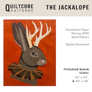 Może przedstawiać: Wzór do pikowania Foundation Paper Piecing zatytułowany The Jackalope od Quiltcore Patterns. Projekt przedstawia szarego jackalope'a z białymi rogami i ciemnym, wzorzystym kołnierzem na pomarańczowym tle. Gotowe wymiary bloku: 50,8 cm x 61 cm i 101,6 cm x 121,9 cm.