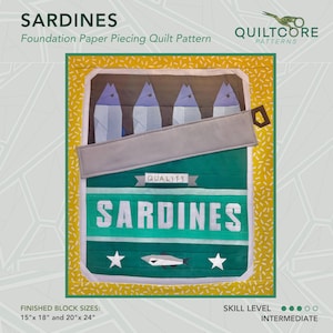 Puede incluir: Un patr&oacute;n de acolchado para un proyecto de acolchado de papel de fundaci&oacute;n que presenta una lata de sardinas de estilo vintage. La lata es verde y blanca con la palabra "SARDINAS" en letras blancas. La lata tiene una tapa gris con la palabra "CALIDAD" en una pancarta blanca. Hay cinco peces plateados dentro de la lata. El fondo es amarillo con un patr&oacute;n blanco.