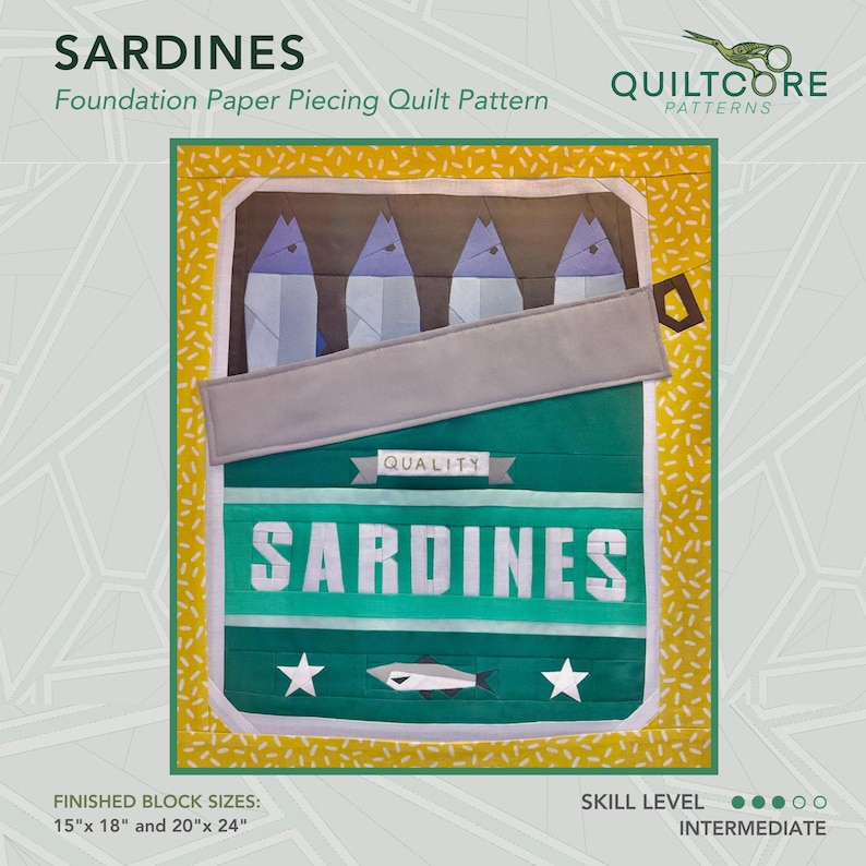 Puede incluir: Un patr&oacute;n de acolchado para un proyecto de acolchado de papel de fundaci&oacute;n que presenta una lata de sardinas de estilo vintage. La lata es verde y blanca con la palabra "SARDINAS" en letras blancas. La lata tiene una tapa gris con la palabra "CALIDAD" en una pancarta blanca. Hay cinco peces plateados dentro de la lata. El fondo es amarillo con un patr&oacute;n blanco.