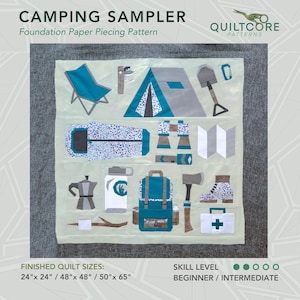 Puede incluir: Un patrón de acolchado de papel de base para una colcha de muestra de campamento. El patrón incluye una tienda de campaña, un saco de dormir, una mochila, una cafetera, un hacha, botas y otros equipos de campamento. Los tamaños de colcha terminados son 61 cm x 61 cm, 122 cm x 122 cm y 127 cm x 165 cm. El nivel de habilidad es principiante a intermedio.