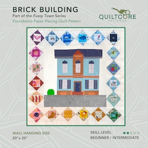 以下が含まれることがあります： Fussy Townシリーズの「BRICK BUILDING」というキルトパターン。明るい青色の家と濃い青色の屋根が特徴で、ひし形のパッチで囲まれています。壁掛けサイズは50.8 cm x 50.8 cm。スキルレベル：初心者/中級。