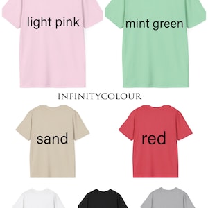 Puede incluir: Seis camisetas de diferentes colores, incluyendo rosa claro, verde menta, arena, rojo, blanco, negro y gris. Todas las camisetas son del mismo estilo y tienen cuello redondo y mangas cortas.