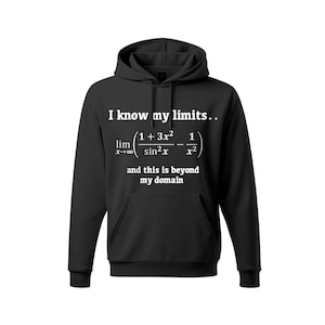 以下が含まれることがあります： 黒色のフード付きスウェットシャツ。前面には「I know my limits..」のテキストと数式、そして「and this is beyond my domain」の文字が白でプリントされています。フロントポケットとドローコード付き。