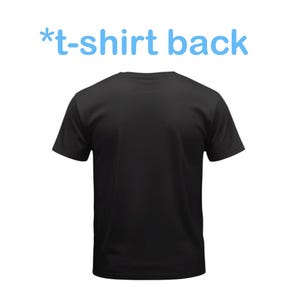 Peut inclure: Vue arri&egrave;re d'un t-shirt noir uni. Le t-shirt a des manches courtes et un col rond. Le texte "*t-shirt back" est en bleu clair en haut de l'image. Le t-shirt est sur fond blanc.
