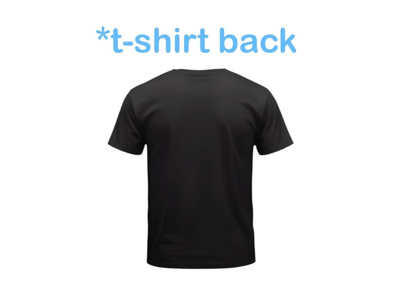 Peut inclure: Vue arri&egrave;re d'un t-shirt noir uni. Le t-shirt a des manches courtes et un col rond. Le texte "*t-shirt back" est en bleu clair en haut de l'image. Le t-shirt est sur fond blanc.