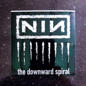 Nine Inch Nails “Downward Spiral” 4 x 4" [Vinilo resistente a la intemperie para parachoques/calcomanía] [Logotipo de la banda NIN de los 90, estilo industrial, gótico, grunge, Trent Reznor]