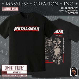 Può includere: T-shirt nero da adulto con la scritta "METAL GEAR SOLID" in bianco e rosso. Il retro della maglietta presenta una grafica di due personaggi e la scritta "A NUCLEAR THRILLER BY HIDEO KOJIMA". Realizzata in 100% cotone ring-spun.