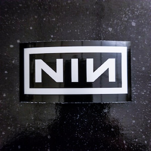 Nine Inch Nails Logo 10,5 x 5,5 cm [wetterfester Vinyl-Autoaufkleber/Aufkleber] [NIN Band 90s Industrial Goth Grunge Trent Reznor Punk Metal]