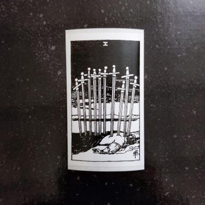 Diez de espadas 4 x 2" [Vinilo resistente a la intemperie/calcomanía] - Carta del tarot 10 Adivinación oculta Magia esotérica Sigilo Muerte Diablo Arcángel RWS