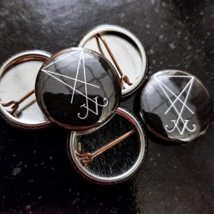 LUCIFER Sigil 1-inch [speld/knop/insigne] — [Magick Satan Lilith Seal Rune Crowley LaVey Levi Dante Tradgoth Crust Punk Emo Goth Metal]