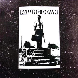 Può includere: Sticker in bianco e nero con il testo "FALLING DOWN" in alto. Una silhouette di una persona che tiene una valigetta e un oggetto lungo, in piedi su una scalinata.