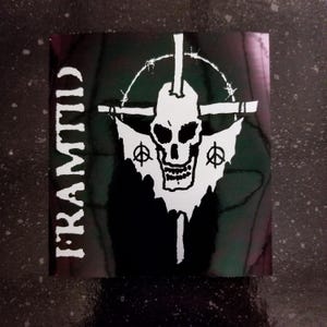 Peut inclure: Autocollant noir et blanc avec un motif de crâne et d'os croisés. Le crâne porte une couronne et a un signe de paix de chaque côté. Le texte "TRAMTID" est sur le côté gauche de l'autocollant.