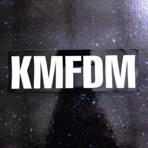 KMFDM Logo 6 x 2 "[Wetterfester Vinyl-Autoaufkleber / Aufkleber] [Industrial Goth Metal Band Logo NIN Nine Inch Nails MSI Minimium Reznor Punk]