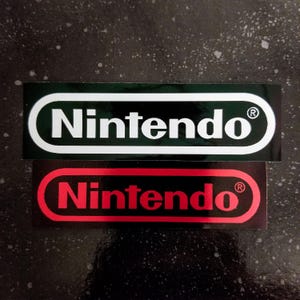 Adesivo NINTENDO - 4 x 1,33&quot; [Logotipo de adesivo de vinil à prova de intempéries] [Console NES Famicom Vintage Retro SMB3 Clássico de 8 bits dos anos 80]