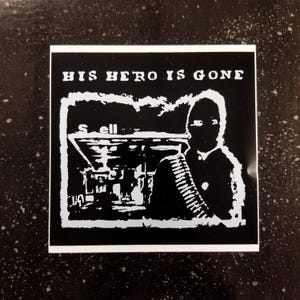 Puede incluir: Pegatina en blanco y negro con el texto "HIS HERO IS GONE" y una imagen en blanco y negro de una persona frente a un edificio con la palabra "Sell" sobre la entrada.