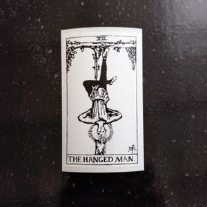 El ahorcado 4 x 2" [Vinilo resistente a la intemperie/calcomanía] Carta del tarot Adivinación oculta Magia esotérica Sigilo Muerte Diablo Arcángel RWS