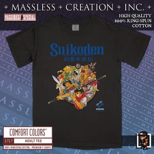 Könnte beinhalten: Schwarzes Erwachsenen-T-Shirt mit dem blauen Text "Suikoden" und japanischen Schriftzeichen über einer farbenfrohen Grafik. Das Shirt zeigt auch das Konami-Logo. Hergestellt aus 100 % ringgesponnener Baumwolle.