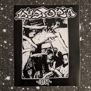 Puede incluir: Pegatina en blanco y negro con el texto "ISOSCELES" en una fuente estilizada. La pegatina presenta una ilustración en blanco y negro de un grupo de personas en una escena caótica. El texto "SLEEP" está impreso debajo de la ilustración.