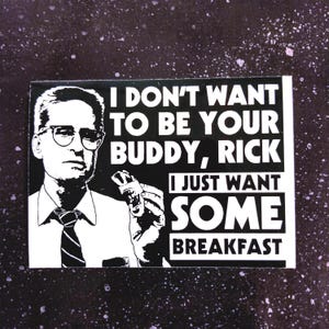 Może przedstawiać: Czarno-biała naklejka przedstawiająca mężczyznę w okularach i tekst "Nie chcę być twoim kumplem, Rick. Chcę tylko trochę śniadania."