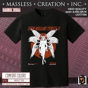 Op de afbeelding: Zwart volwassen T-shirt met een afbeelding van een gevleugelde figuur en de tekst "SHIN MEGAMI TENSEI II". Het shirt is gemaakt van 100% ringgesponnen katoen. De merknaam "ATLUS" is ook zichtbaar.