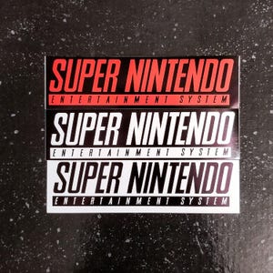 Adesivo SUPER NINTENDO - 5 x 1,33&quot; [Decalque de vinil à prova de intempéries com logotipo] [SNES Famicom Vintage Retro Console 1990 16 bits Clássico]