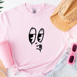 Camiseta gráfica con dibujos animados pintados con aerosol, camiseta de arte urbano, moda urbana, camiseta inspirada en grafitis, camiseta con cara de dibujos animados divertida