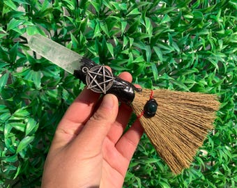 Handgemaakte kristallen heksenbezem: Wicca-altaar, kwartsstaf