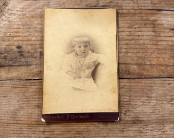 Cartão de visita antigo: Retrato vitoriano de criança sentada em tons de sépia