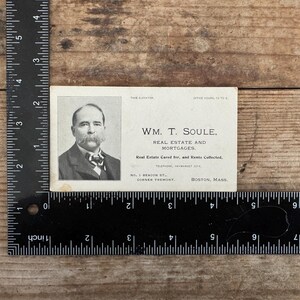 Puede incluir: Una tarjeta de visita vintage en blanco y negro para Wm. T. Soule, bienes ra&iacute;ces e hipotecas. La tarjeta presenta un retrato de un hombre con bigote y traje. El texto en la tarjeta dice "Real Estate Cared for, and Rents Collected". La tarjeta tambi&eacute;n incluye la direcci&oacute;n "No. 1 Beacon St., Corner Tremont, Boston, Mass."