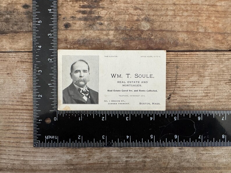 Puede incluir: Una tarjeta de visita vintage en blanco y negro para Wm. T. Soule, bienes ra&iacute;ces e hipotecas. La tarjeta presenta un retrato de un hombre con bigote y traje. El texto en la tarjeta dice "Real Estate Cared for, and Rents Collected". La tarjeta tambi&eacute;n incluye la direcci&oacute;n "No. 1 Beacon St., Corner Tremont, Boston, Mass."