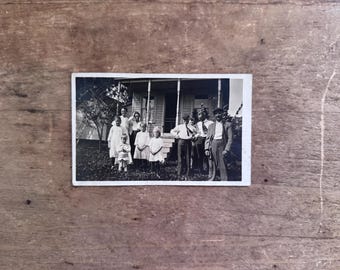 Foto antigua de una familia de RPPC. Foto de grupo de una granja. Foto postal. Fotografía antigua en blanco y negro.