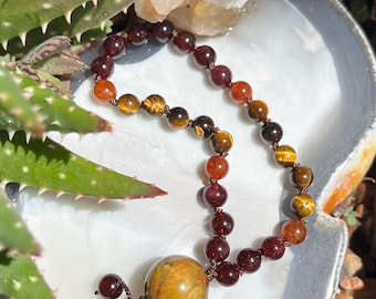 Mini Mala de 27 cuentas / Granate, Pietersita, Hessonita, Ojo de Tigre / Mala de Coraje, Concentración y Poder Enraizado para Meditación / Regalo para la Atención Plena