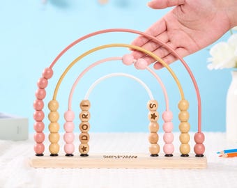 Ábaco arcoíris personalizado, aprendizaje de madera personalizado, estimulación sensorial y sensorial para recién nacidos, juguete para bebé, ábaco Montessori, decoración de guardería, regalo con nombre para bebé.