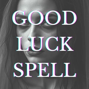 Könnte beinhalten: Schwarz-Weiß-Bild eines Frauengesichts mit den Worten "GOOD LUCK SPELL" in Weiß mit einem cyan- und magentafarbenen Umriss. Das Bild hat ein mysteriöses und mystisches Thema.