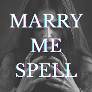Puede incluir: Una mujer con una túnica negra con capucha con las palabras "Marry Me Spell" escritas en una fuente con efecto glitch.