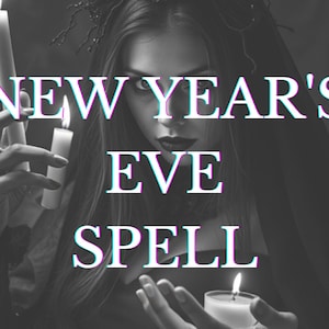 Könnte beinhalten: Eine Frau in einem dunklen Kapuzengewand hält zwei brennende Kerzen, mit dem Text "NEW YEAR'S EVE SPELL" überlagert.